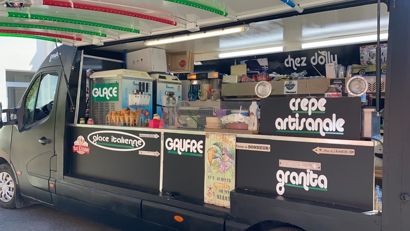 Le food truck sucré : machines à glace italienne, panneaux gaufre, crêpe artisanale et granita.